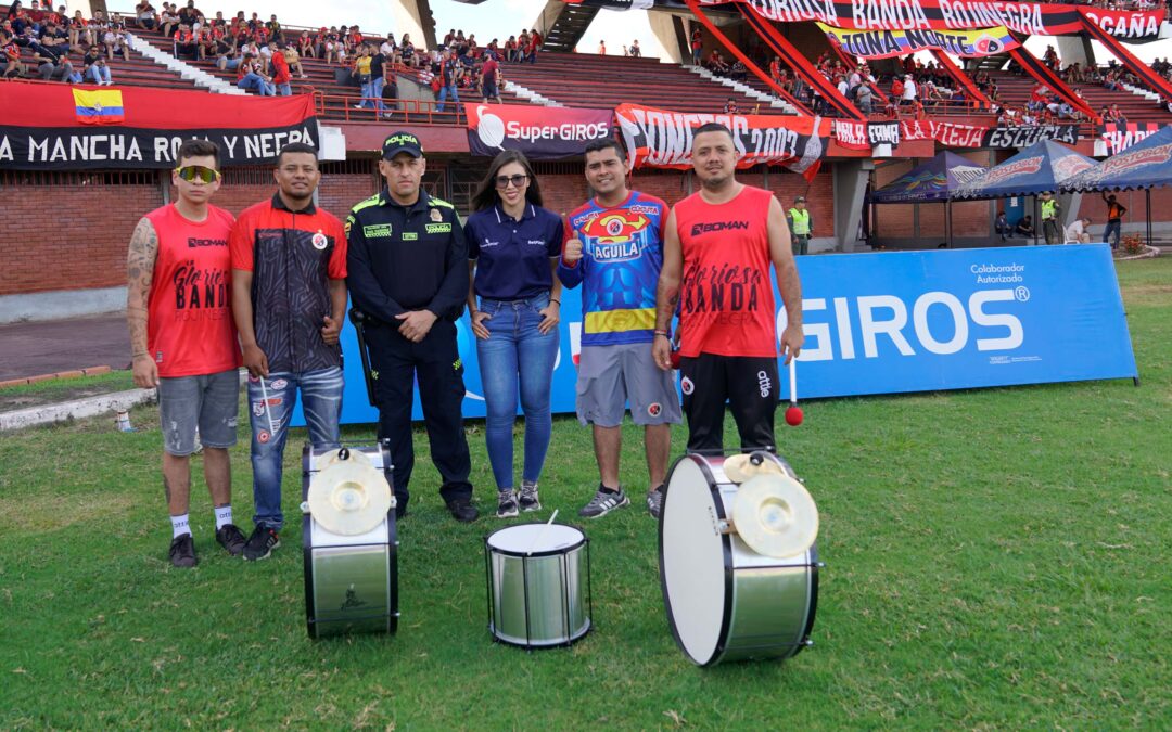 SUPERGIROS HACE DONACIÓN DE INSTRUMENTOS A LA BANDA ROJINEGRA