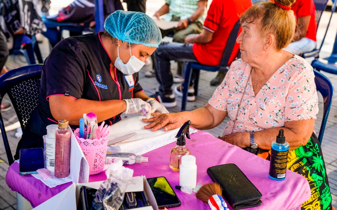 JORNADA DE BELLEZA Y SALUD PARA ADULTOS MAYORES EN CÚCUTA