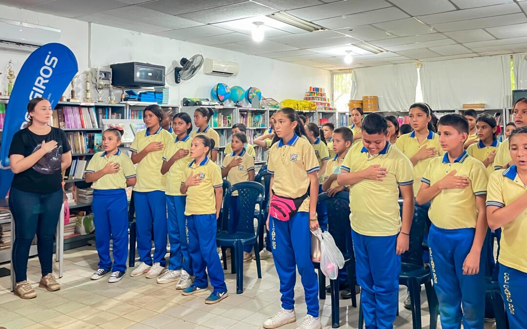 SuperGIROS Y EL EJÉRCITO NACIONAL ENTREGAN KITS ESCOLARES A LOS NIÑOS DE CAMPO DOS, IMPULSANDO SU EDUCACIÓN EN INGLÉS.