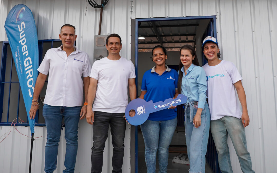 SuperGIROS ENTREGA MODERNA CASA MODULAR ANTISÍSMICA A SANDRA BALANTA, COLABORADORA EN CÚCUTA.