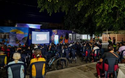 SUPERGIROS LLEVA UNA NOCHE DE CINE INFANTIL AL BARRIO VIEJO ESCOBAL