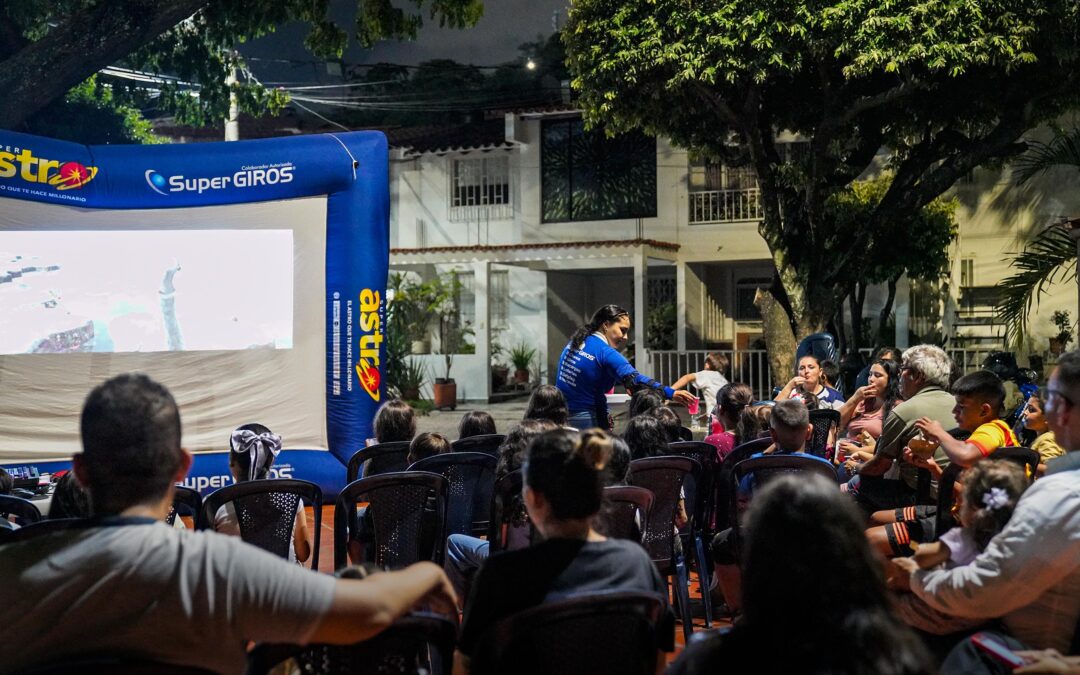 CINE AL BARRIO EN URBANIZACIÓN LA ALAMEDA: UNA NOCHE DE DIVERSIÓN Y COMUNIDAD