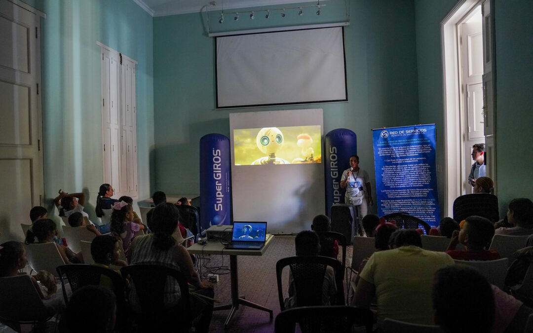 CINE AL BARRIO EN QUINTA TERESA: UNA TARDE DE CINE CON LOS NIÑOS DE LA FUNDACIÓN LA ESPERANZA DE SER.