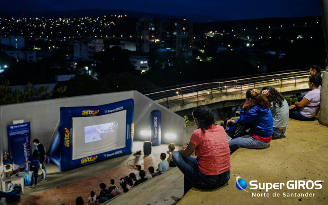 SUPERGIROS LLEVÓ DIVERSIÓN AL MIRADOR DE CRISTO REY CON CINE AL BARRIO EN LA CABRERA.