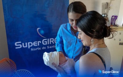 SUPERGIROS ENTREGÓ UN KIT PARA BEBÉ A LA HIJA RECIÉN NACIDA DE UNA APRENDIZ SENA