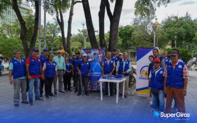 SUPERGIROS ENTREGA CHALECOS A VENDEDORES INFORMALES REAFIRMANDO NUESTRO COMPROMISO