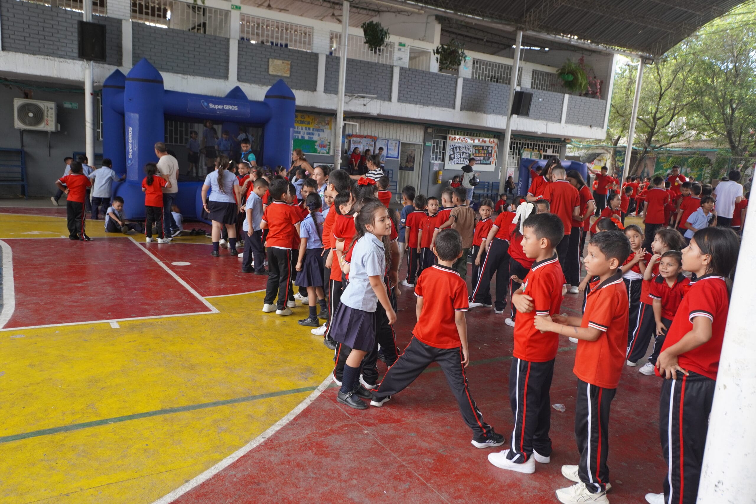 Cine al Barrio en Cúcuta con niños disfrutando actividades recreativas