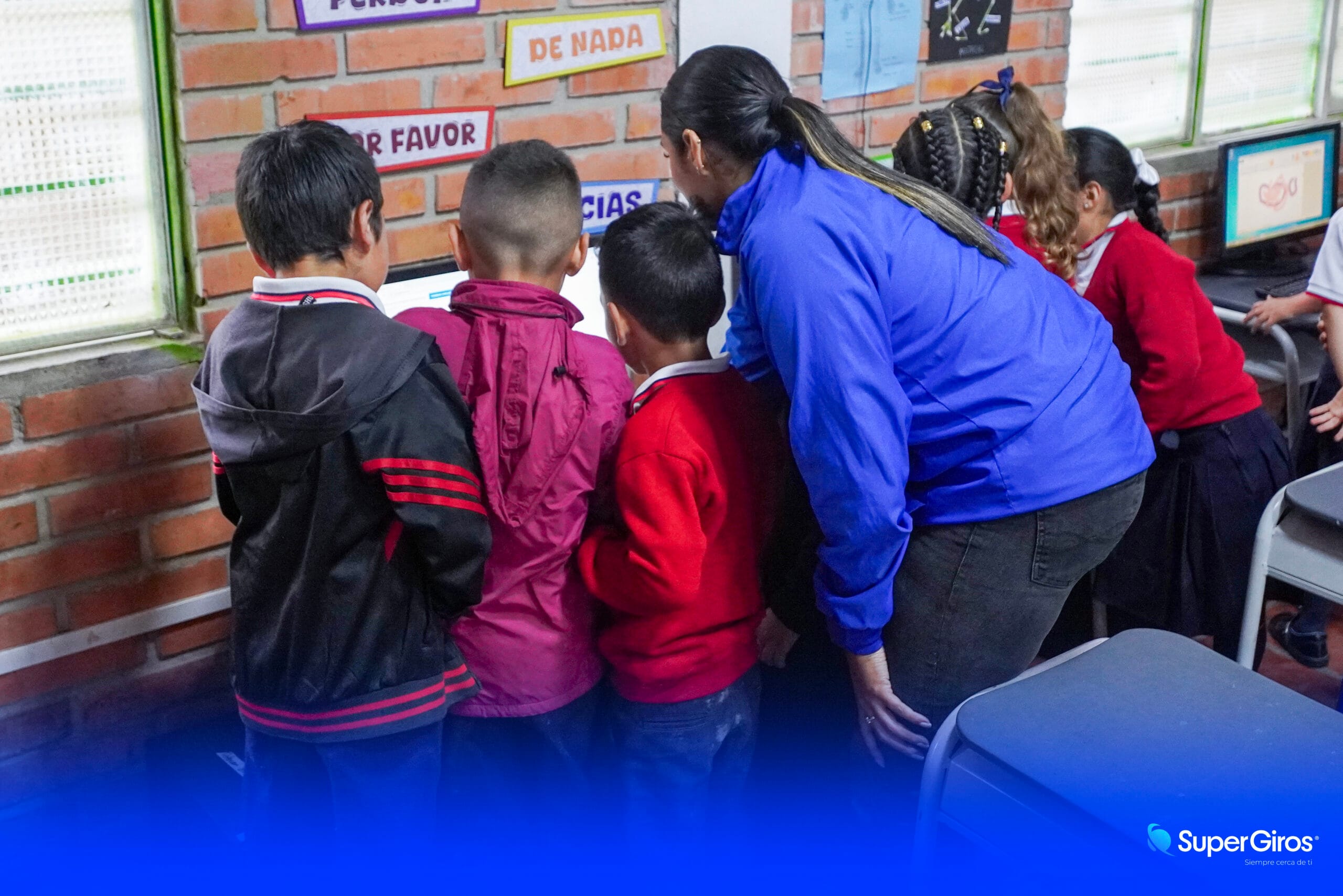 Niños de escuelas rurales de Toledo utilizando herramientas tecnológicas.